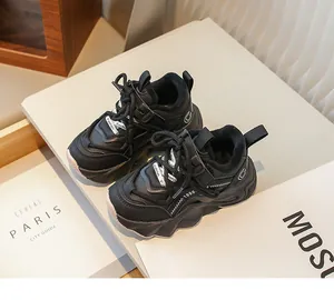 Vue latérale détaillée des baskets d'hiver noires doublées pour filles, style chunky