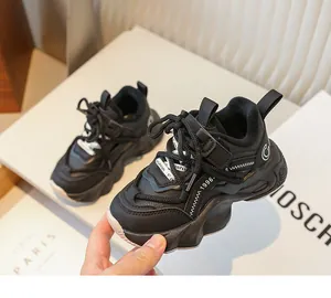Vue détaillée de baskets noires pour filles avec doublure en polaire chaude hiver