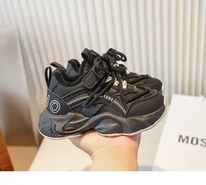 Vue détaillée des baskets compensées noires chaudes pour filles avec doublure douce