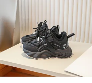 Détail de baskets noires pour filles avec doublure en polaire chaude et semelles épaisses.