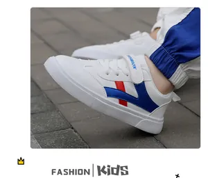 Vista detallada de zapatillas de cuero blancas para niños con rayas rojas y azules en el pie