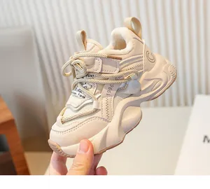 Vue détaillée des baskets chunky beiges doublées de polaire pour filles en hiver