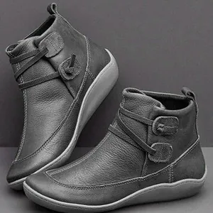 Vue détaillée des bottines en cuir gris avec bride à bouton et semelle plate