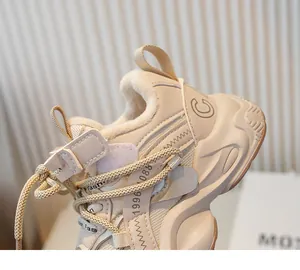 Gros plan d'une chaussure beige chaude pour enfant avec doublure en polaire blanche