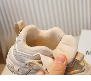 Gros plan détaillé montrant la doublure en peluche douce et épaisse des baskets d'hiver filles