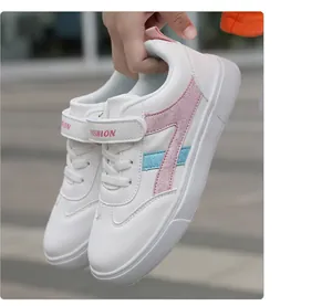 Zapatillas blancas para niños con rayas rosas y azules con purpurina y velcro