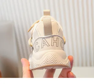 Détail en gros plan d'une basket d'hiver beige pour fille avec le logo GAHO au talon
