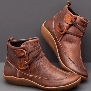 Vue détaillée de bottines en cuir marron avec texture et boutons décoratifs élégants