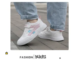 Vista detallada de zapatillas de cuero blanco para niños con rayas rosas y azules para diario.