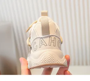 Gros plan du talon des baskets d'hiver pour enfants crème avec logo GAHO.
