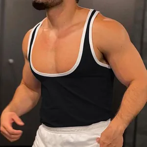 Primer plano de camiseta de tirantes fitness para hombre con ribete blanco de contraste