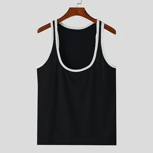 Vista de detalle de la camiseta de tirantes deportiva negra con ribetes blancos