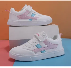 Zapatillas blancas para niños con detalles de purpurina rosa y azul