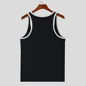 Vista trasera detallada de la camiseta de tirantes negra para hombre con ribete blanco en contraste