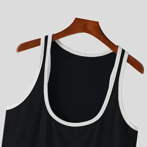 Detalle del cuello en contraste blanco de una camiseta de tirantes deportiva para hombre