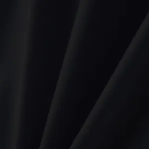 Detalle macro que muestra la textura del tejido de punto negro transpirable para camiseta de deporte