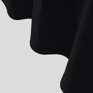 Primer plano detallado de las costuras dobles de una camiseta de fitness negra para hombre.