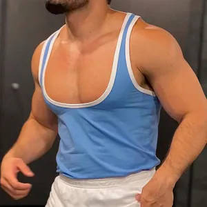 Detalle de camiseta sin mangas azul para hombre con ribete blanco y corte ajustado.