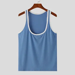 Vista detallada de camiseta azul entallada con ribete blanco en contraste y espalda nadadora.