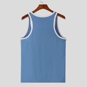 Vista posterior detallada de la camiseta de fitness azul para hombre con ribete blanco.
