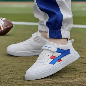 Zapatillas blancas infantiles con rayas azules y rojas en entorno deportivo cómodo