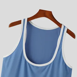 Primer plano de la camiseta sin mangas azul para hombre con ribetes blancos en contraste