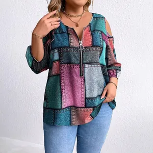Plus-Size-Oberteil mit freien Schultern, buntem Denim-Patchwork-Druck und Reißverschluss.