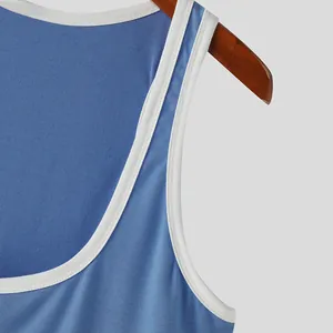 Primer plano de la camiseta de tirantes deportiva azul con ribetes blancos en contraste