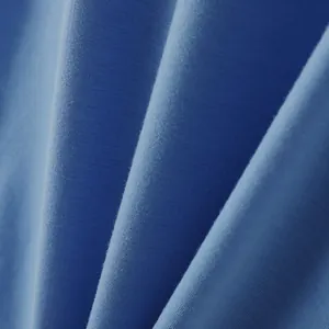 Primer plano de la textura de tela de punto azul claro transpirable de una camiseta de deporte