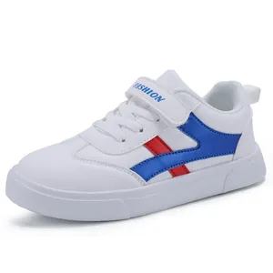 Zapatillas blancas de piel sintética para niños con rayas azules y rojas para la escuela