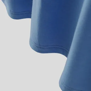Primer plano del dobladillo con doble costura de una camiseta de tirantes azul para hombre