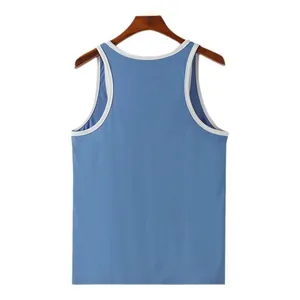 Camiseta de tirantes deportiva azul ajustada para hombre con ribete blanco.