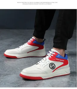 Seitenansicht von modischen Herren-Sneakern in Weiß mit roten und blauen Details
