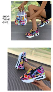 Vista detallada de zapatillas de cuña de malla con estampado paisley de colores vivos