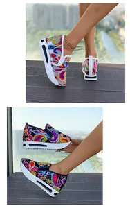 Detalle de mocasines con cuña de malla transpirable y estampado paisley colorido