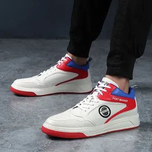 Stilvolle Herren Sneaker in Weiß mit lebhaften Akzenten in Rot und Blau im Blockdesign
