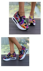 Detalle de mocasines con plataforma y estampado de cachemira coloridos para mujer
