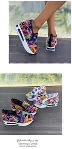 Detalle de cuñas de plataforma con estampado paisley y malla transpirable.