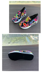 Vista detallada de zapatillas con plataforma bordadas y suela dentada con marca de talla