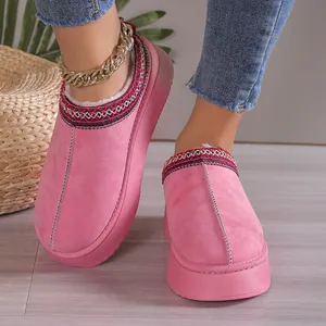 Gros plan de mules d'hiver à plateforme roses avec doublure en fourrure synthétique.