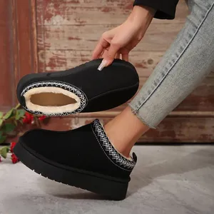 Détail de sabots bottes de neige en daim noir avec semelle épaisse et doublure fourrure