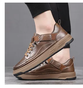 Zapatillas casuales de cuero marrón para hombre con suela blanda y hebilla lateral