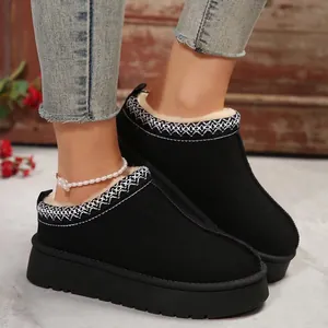 Gros plan de chaussons bottines à plateforme noirs avec broderie et doublure chaude