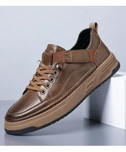 Detalle de un zapato casual de cuero marrón para hombre en un moderno cubo blanco de exhibición