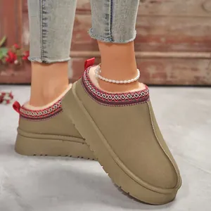 Gros plan de mules chaudes kaki doublées de peluche avec broderies et semelles épaisses.