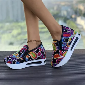 Vista lateral de zapatos de plataforma con bordado paisley y suela con cámara de aire.