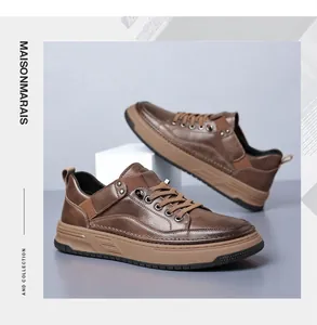 Vista lateral de zapatillas casuales de cuero marrón para hombre en un pedestal.