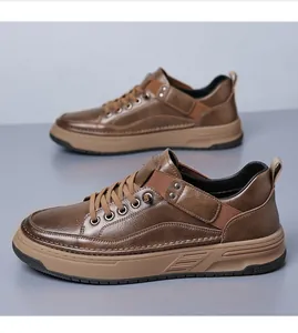 Vista lateral detallada de zapatillas de cuero marrón para hombre con suela goma