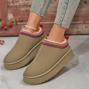 Pantoufles d'hiver à plateforme chaude avec broderie ethnique et doublure en peluche.