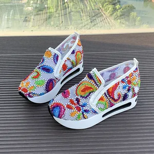 Primer plano de zapatillas con plataforma bordadas de colores con malla transpirable